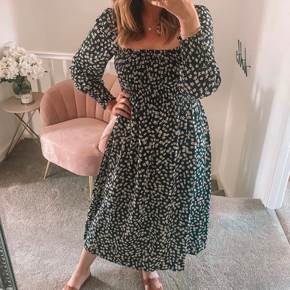 👗💃 Influencer Fave 🌺 Floral Smock Dress - Picture 2 of 16